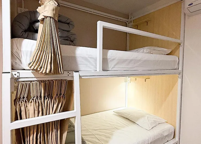 Via Si Phraya Hostel *