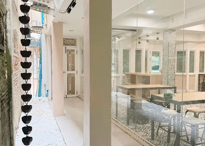 Via Si Phraya Hostel *